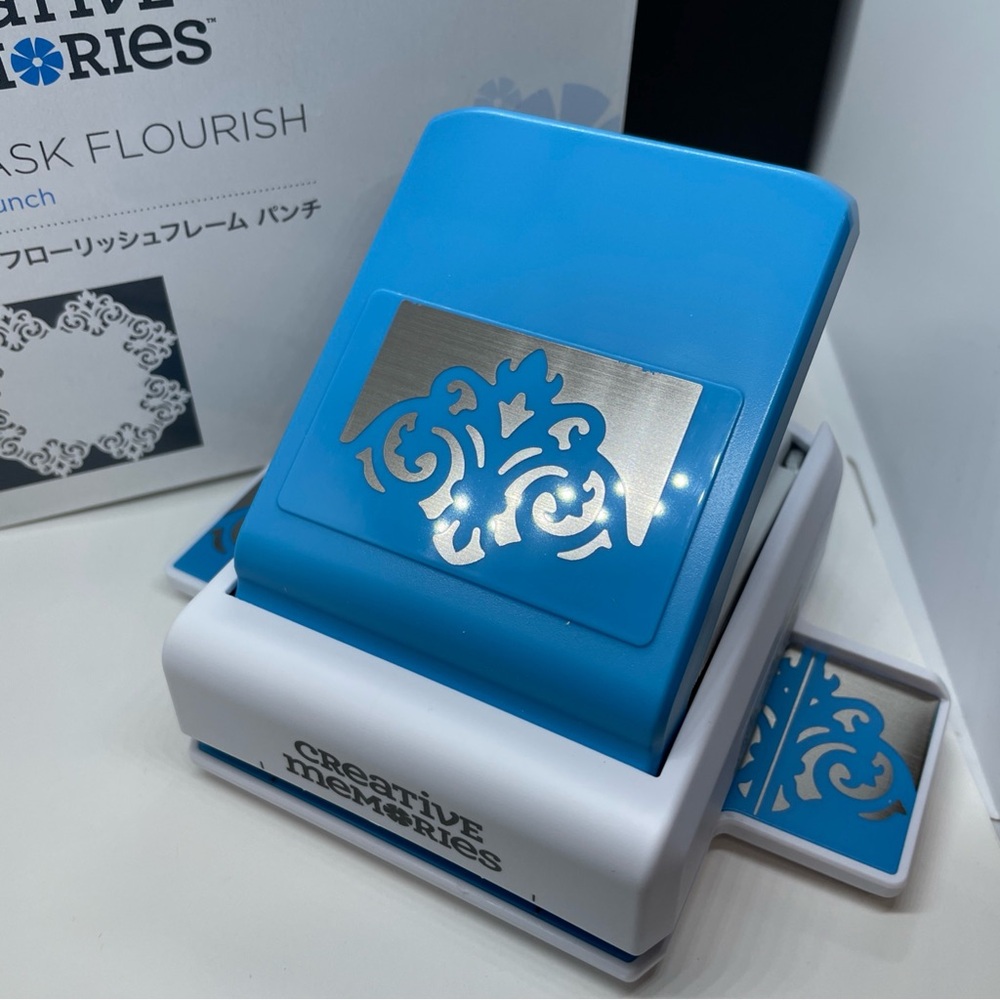 Creative Memories Damask Flourish Frame Punch - Picture 3 of 7